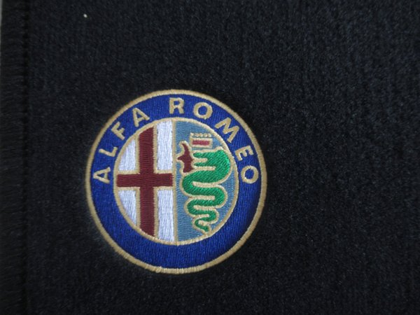 Alfa Romeo 75 Fußmatten Set schwarz 4-teilig gesticktes Emblem neu