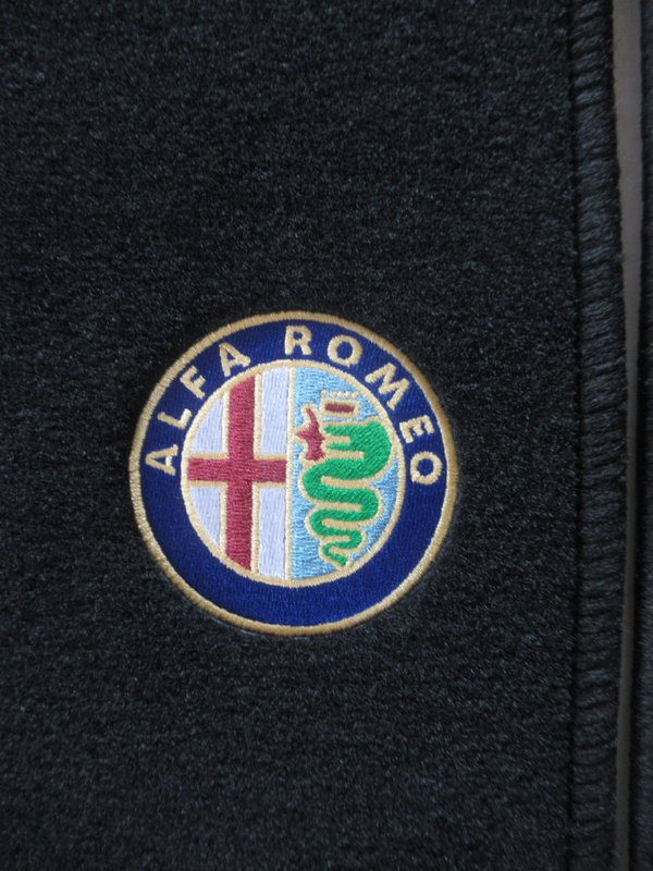 Alfa Romeo 164 Bj. 87 - 98 Fußmatten Set schwarz 4-teilig gesticktes Emblem neu